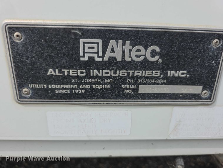 image for item EF3793 2000 International 4900 bucket truck