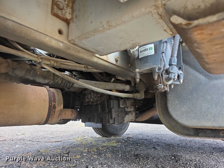 image for item EF3793 2000 International 4900 bucket truck