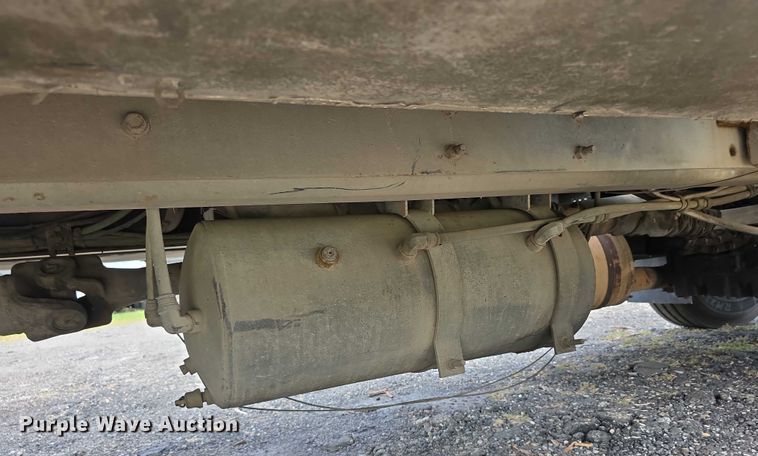 image for item EF3793 2000 International 4900 bucket truck