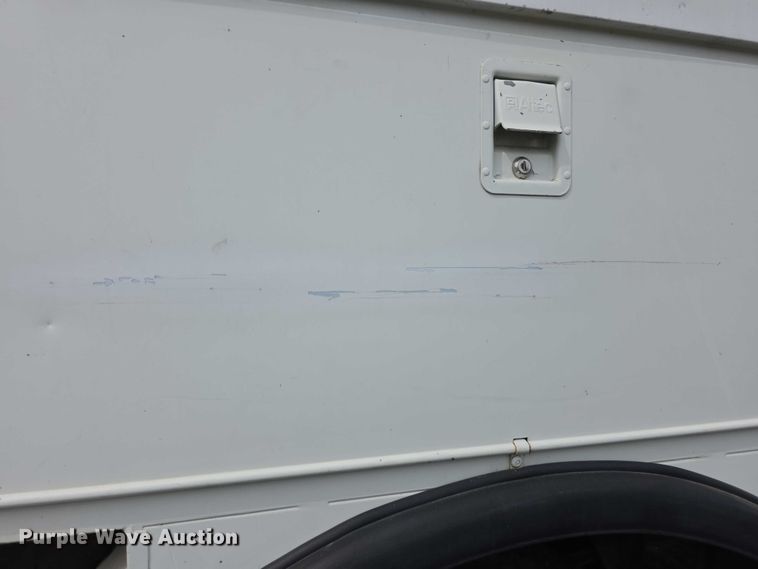 image for item EF3793 2000 International 4900 bucket truck