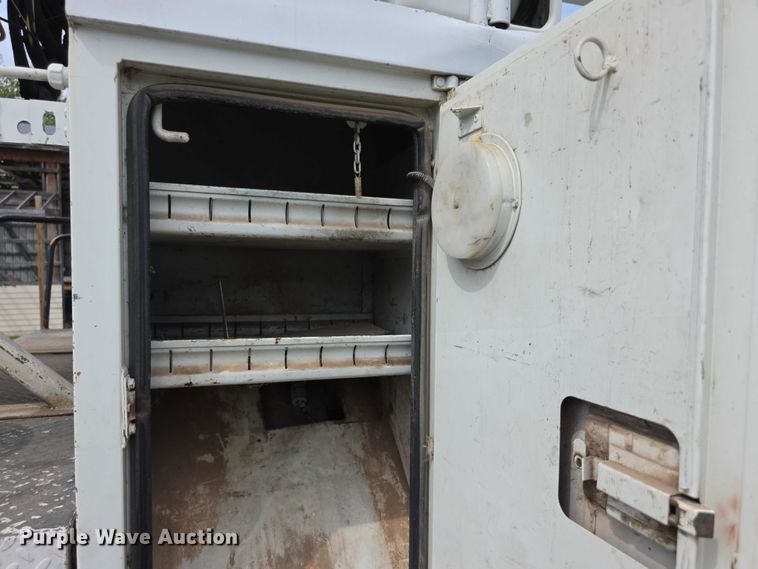 image for item EF3793 2000 International 4900 bucket truck