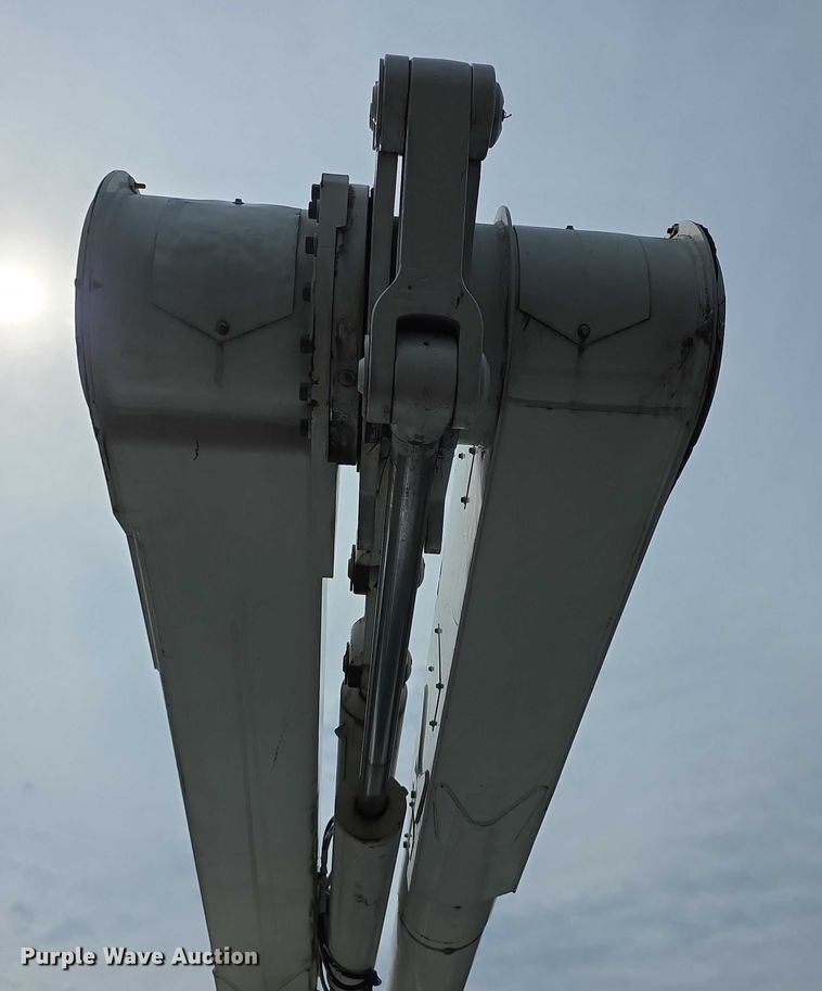 image for item EF3793 2000 International 4900 bucket truck