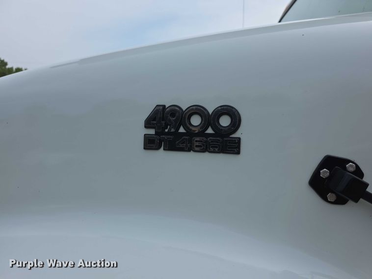 image for item EF3793 2000 International 4900 bucket truck