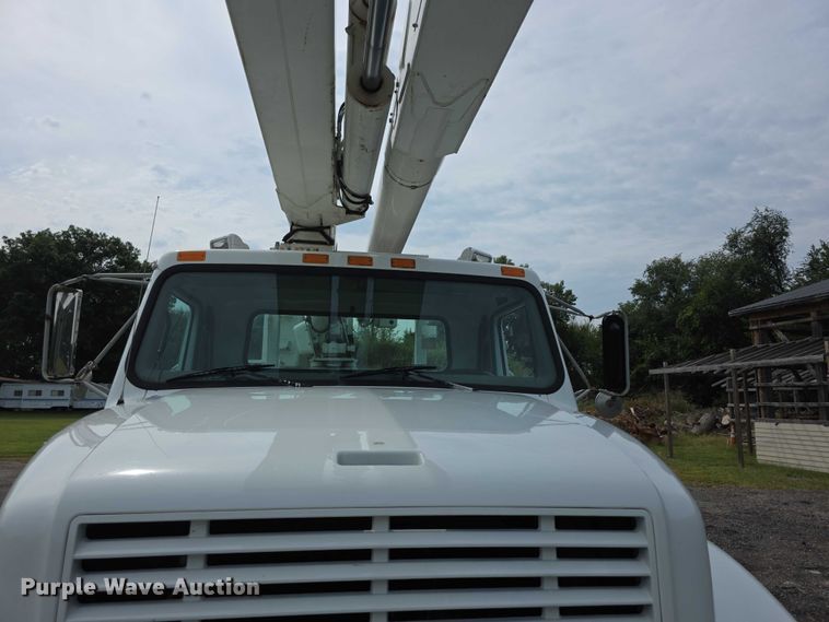 image for item EF3793 2000 International 4900 bucket truck