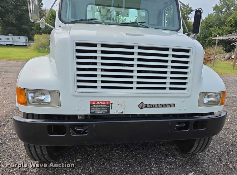 image for item EF3793 2000 International 4900 bucket truck