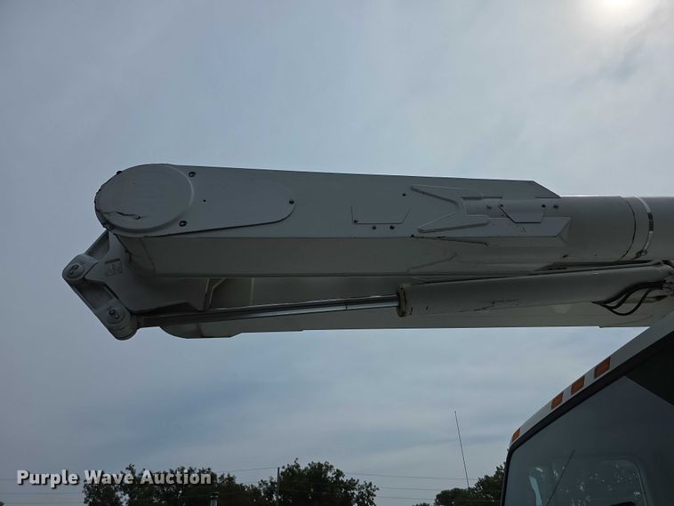 image for item EF3793 2000 International 4900 bucket truck
