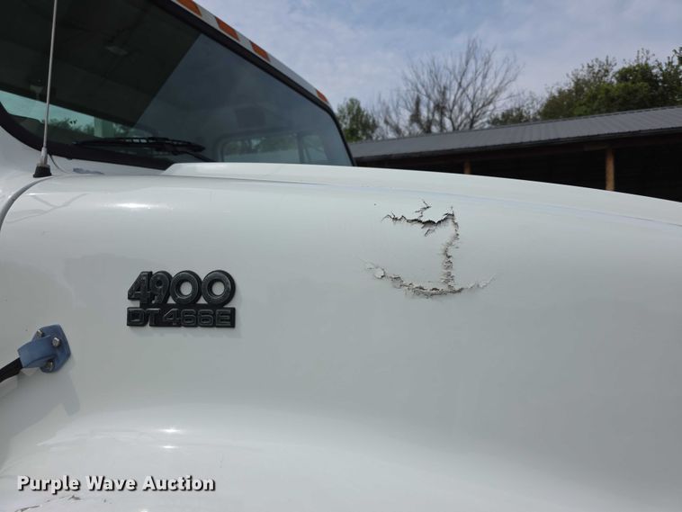 image for item EF3793 2000 International 4900 bucket truck