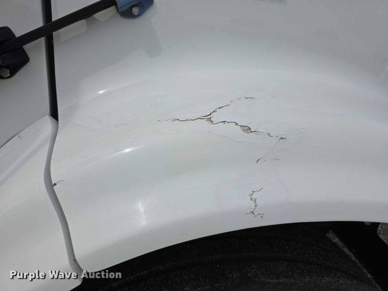 image for item EF3793 2000 International 4900 bucket truck