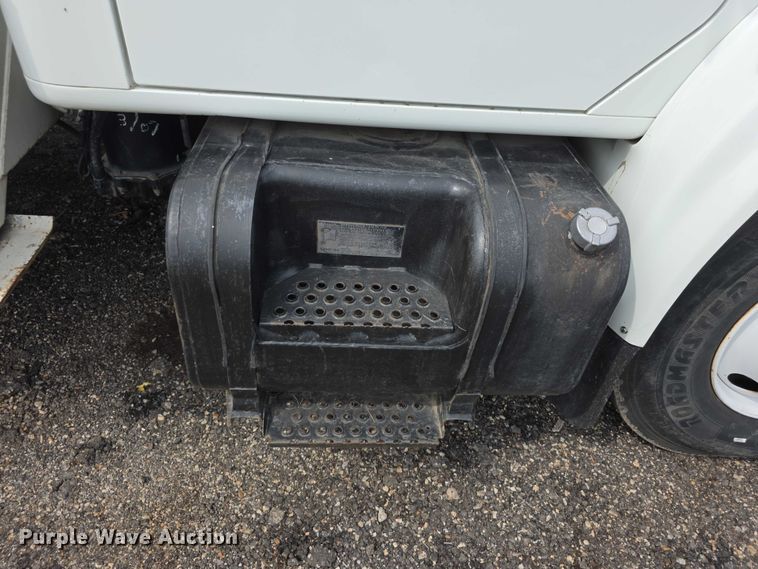 image for item EF3793 2000 International 4900 bucket truck