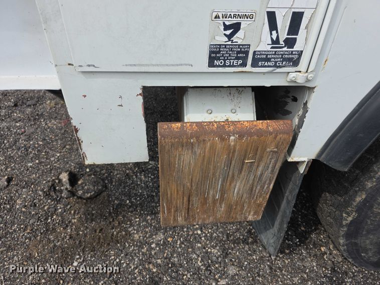 image for item EF3793 2000 International 4900 bucket truck