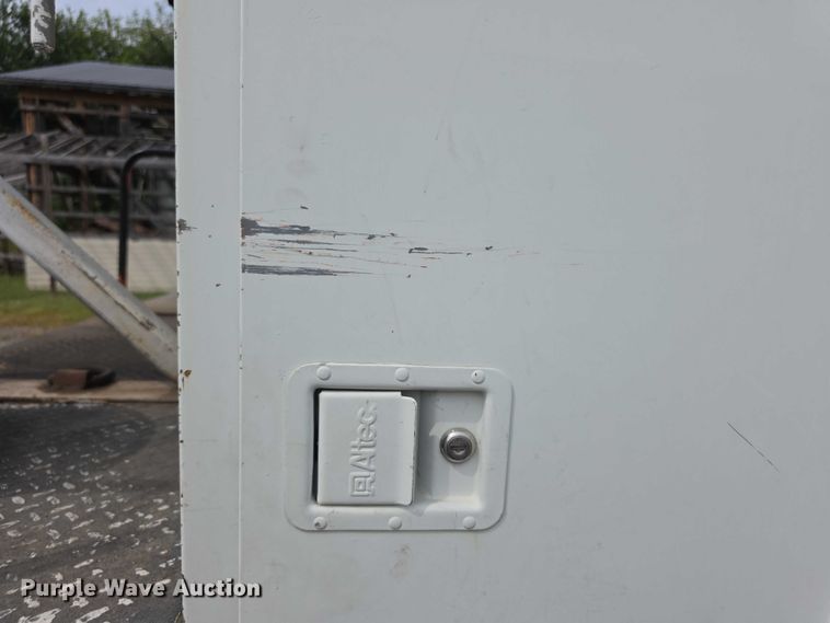 image for item EF3793 2000 International 4900 bucket truck