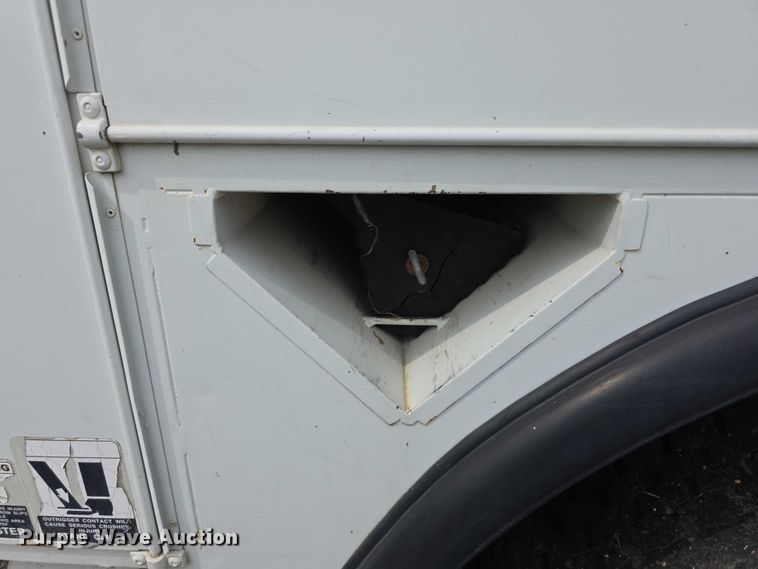 image for item EF3793 2000 International 4900 bucket truck