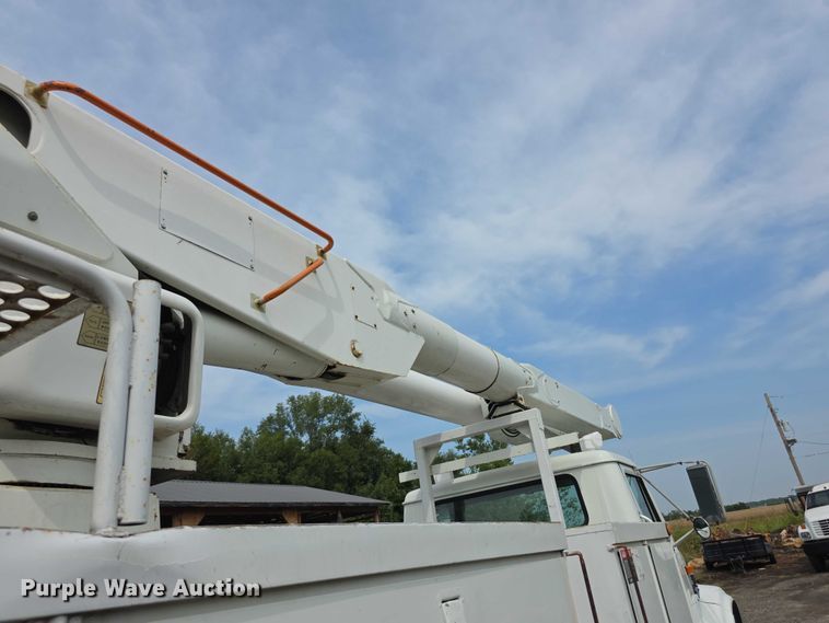 image for item EF3793 2000 International 4900 bucket truck