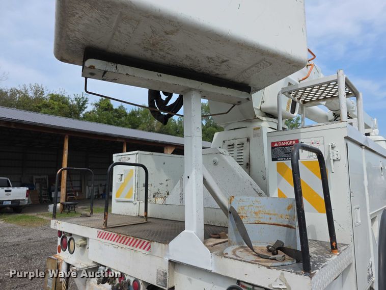 image for item EF3793 2000 International 4900 bucket truck
