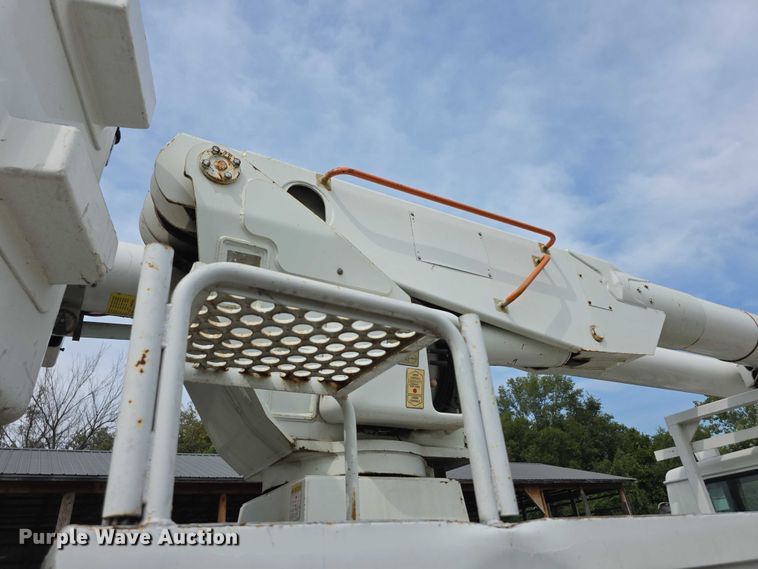 image for item EF3793 2000 International 4900 bucket truck