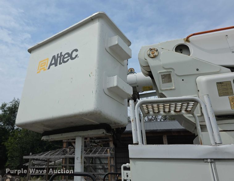 image for item EF3793 2000 International 4900 bucket truck