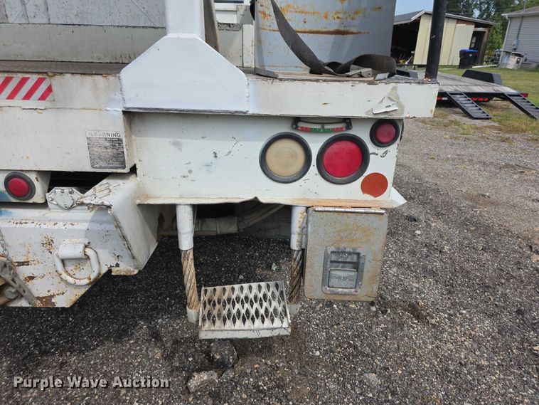 image for item EF3793 2000 International 4900 bucket truck