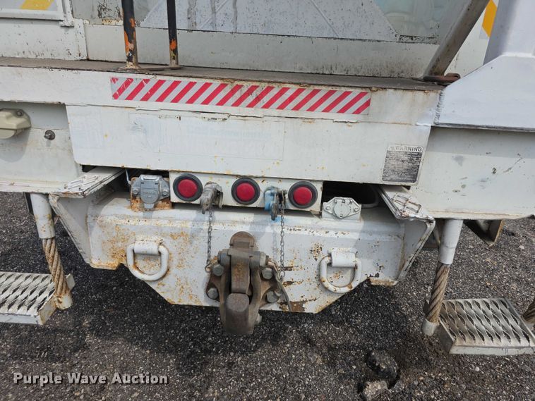 image for item EF3793 2000 International 4900 bucket truck