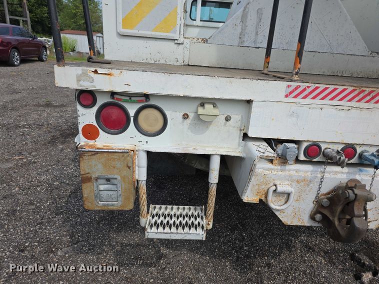 image for item EF3793 2000 International 4900 bucket truck