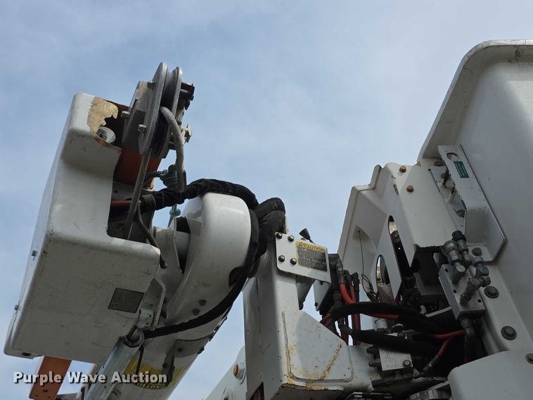 image for item EF3793 2000 International 4900 bucket truck