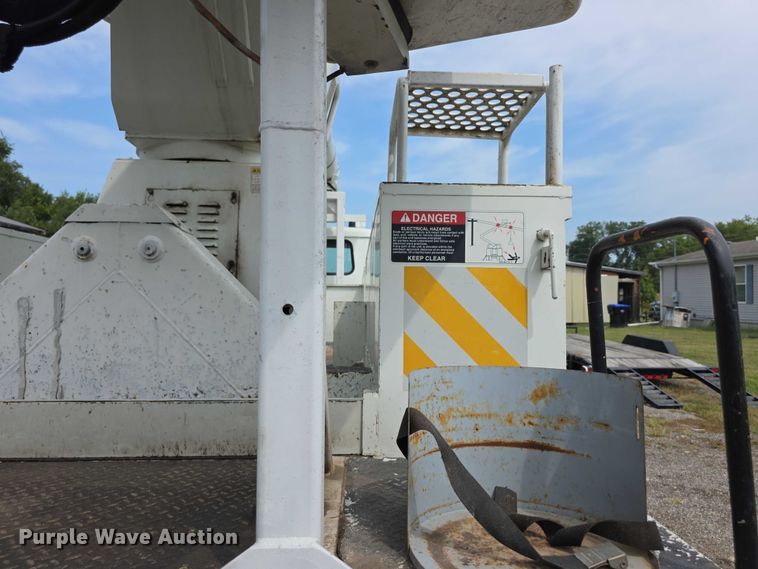 image for item EF3793 2000 International 4900 bucket truck