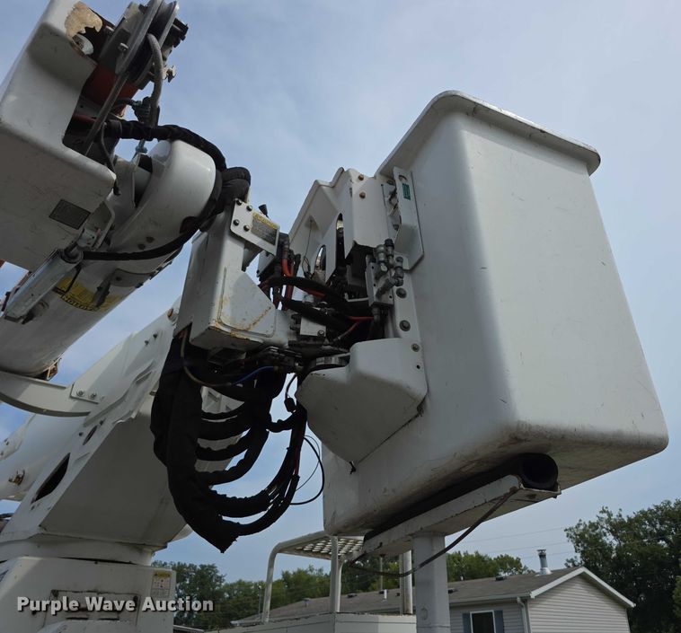 image for item EF3793 2000 International 4900 bucket truck