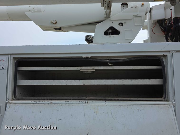 image for item EF3793 2000 International 4900 bucket truck