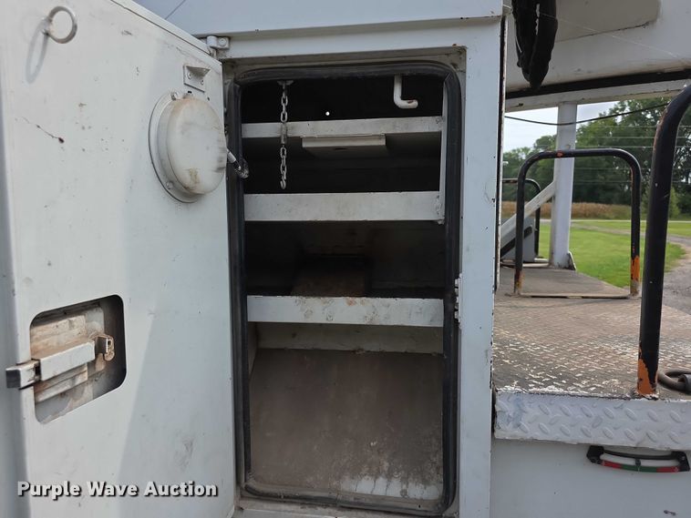 image for item EF3793 2000 International 4900 bucket truck