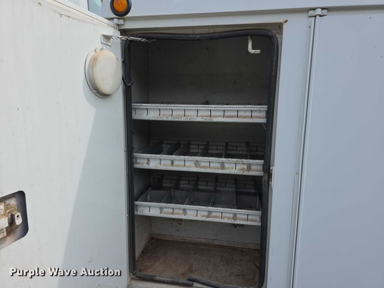 image for item EF3793 2000 International 4900 bucket truck