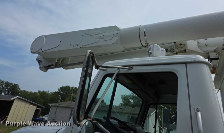 image for item EF3793 2000 International 4900 bucket truck