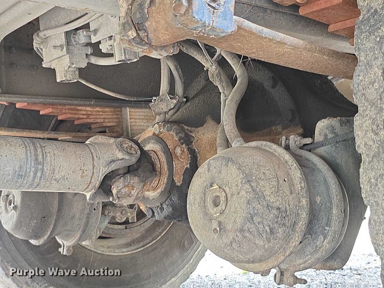 image for item EF3793 2000 International 4900 bucket truck