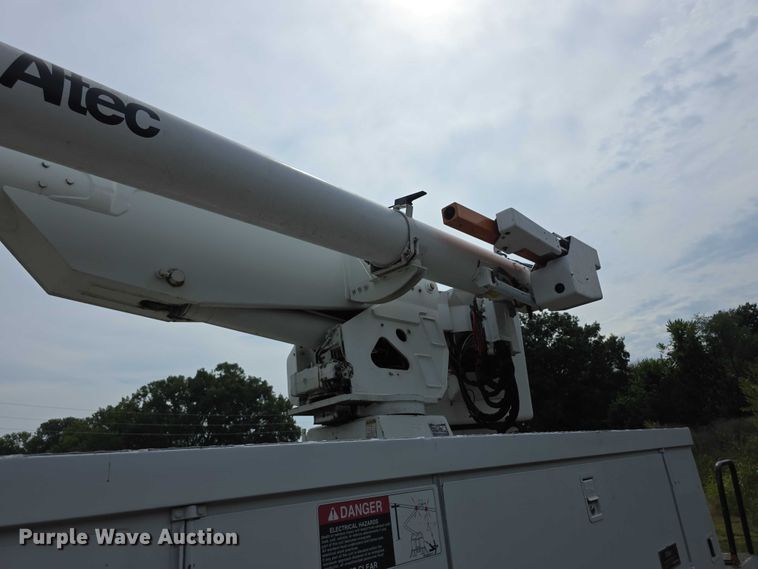 image for item EF3793 2000 International 4900 bucket truck