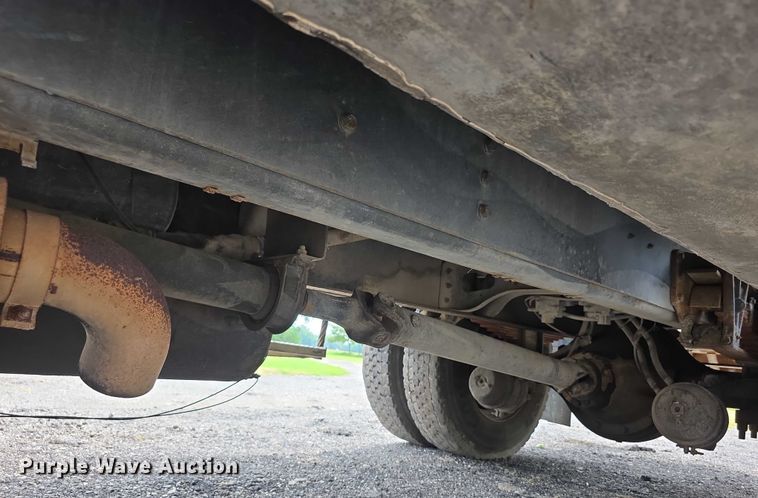 image for item EF3793 2000 International 4900 bucket truck