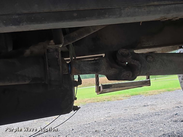 image for item EF3793 2000 International 4900 bucket truck