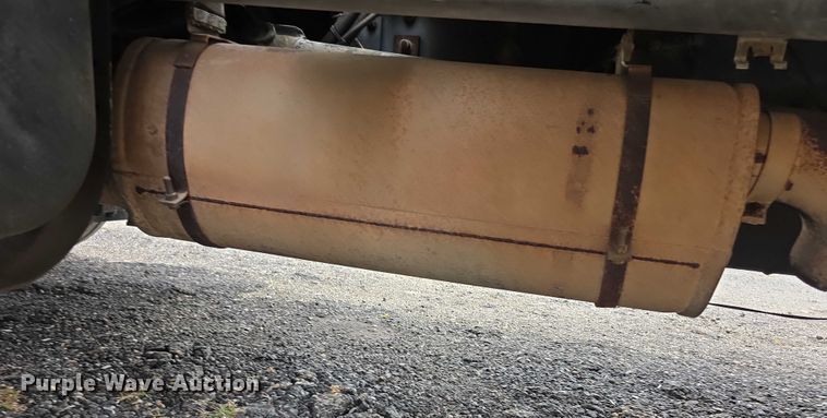 image for item EF3793 2000 International 4900 bucket truck