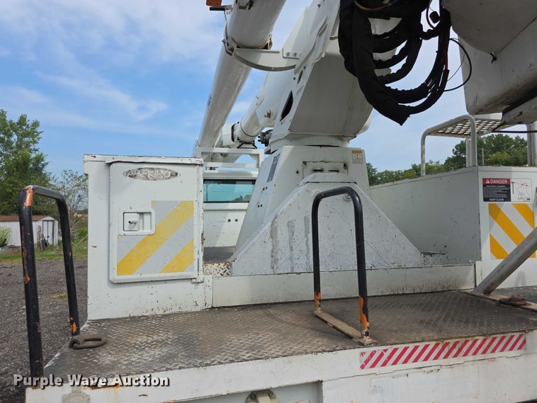 image for item EF3793 2000 International 4900 bucket truck