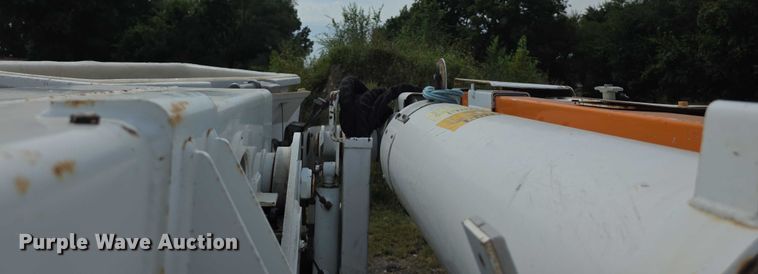 image for item EF3793 2000 International 4900 bucket truck