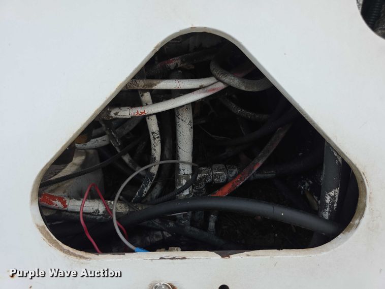 image for item EF3793 2000 International 4900 bucket truck