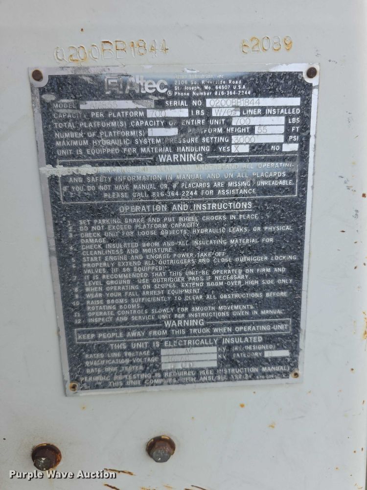 image for item EF3793 2000 International 4900 bucket truck