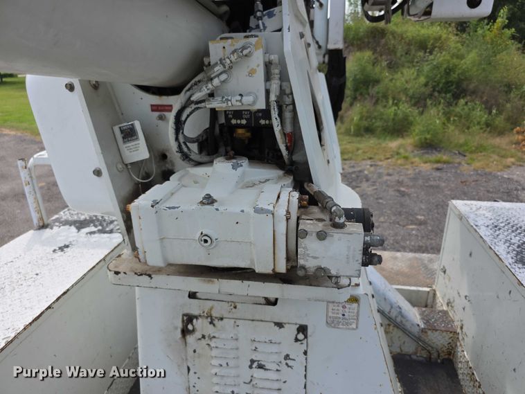 image for item EF3793 2000 International 4900 bucket truck