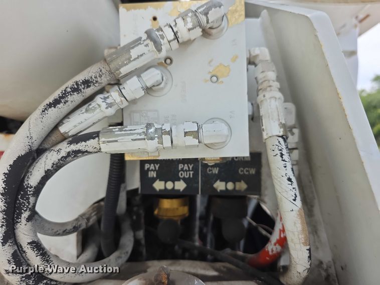 image for item EF3793 2000 International 4900 bucket truck