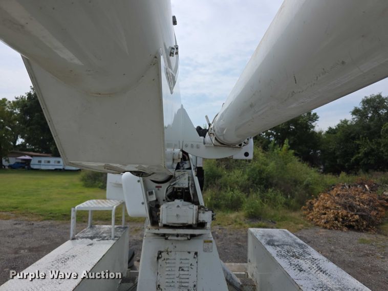 image for item EF3793 2000 International 4900 bucket truck