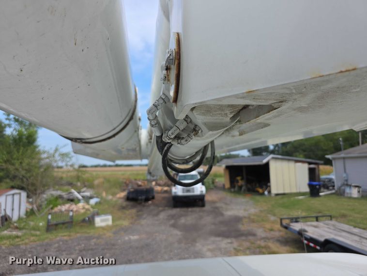 image for item EF3793 2000 International 4900 bucket truck