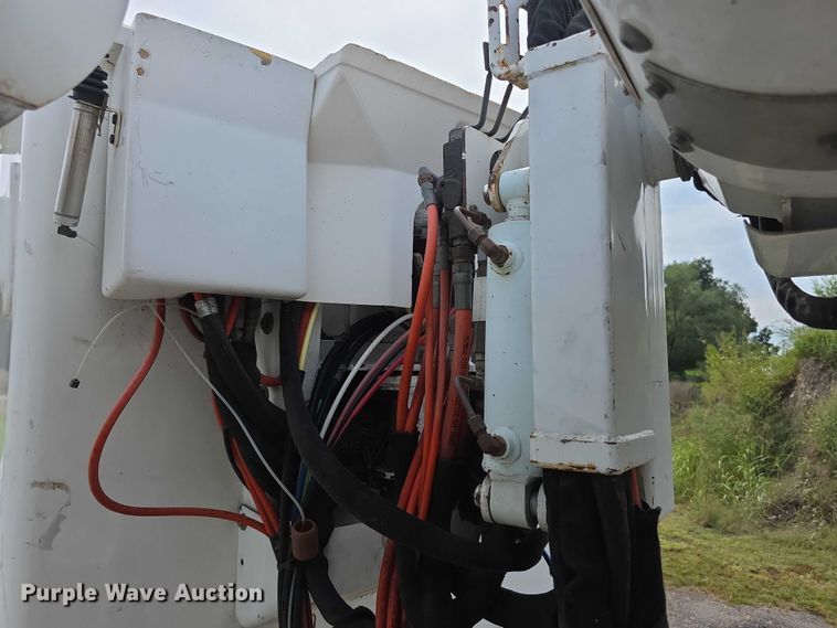 image for item EF3793 2000 International 4900 bucket truck