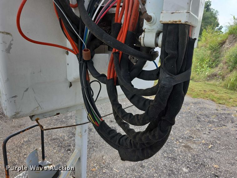 image for item EF3793 2000 International 4900 bucket truck