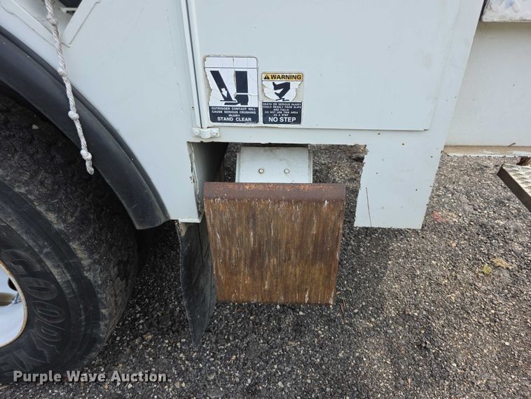 image for item EF3793 2000 International 4900 bucket truck