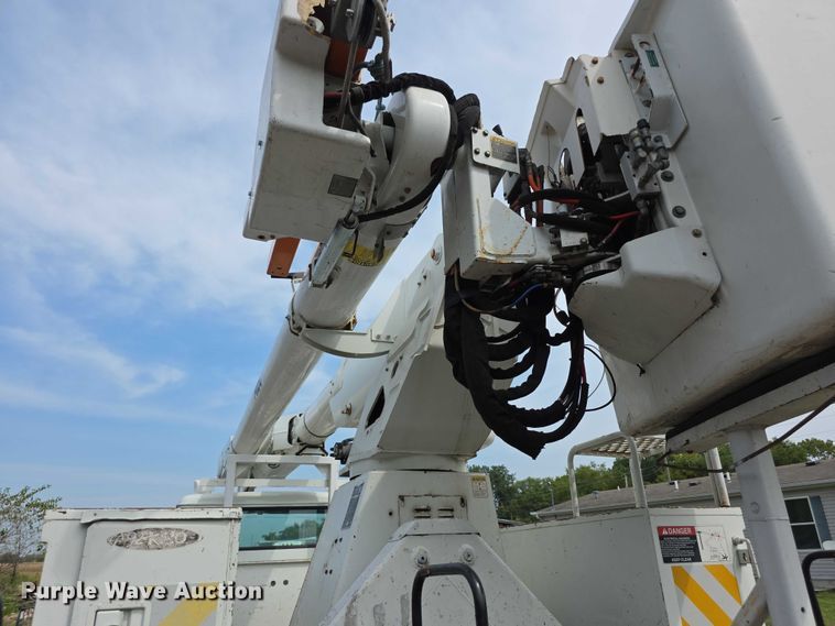 image for item EF3793 2000 International 4900 bucket truck