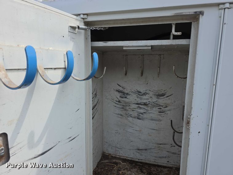 image for item EF3793 2000 International 4900 bucket truck