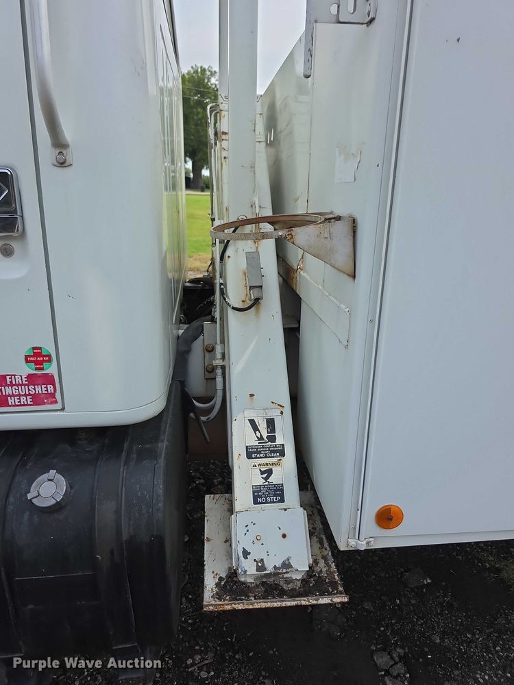 image for item EF3793 2000 International 4900 bucket truck