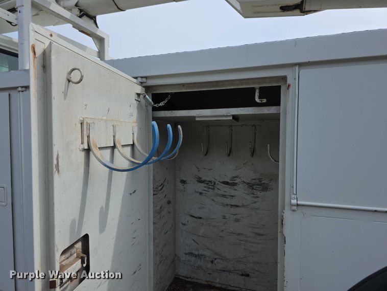 image for item EF3793 2000 International 4900 bucket truck